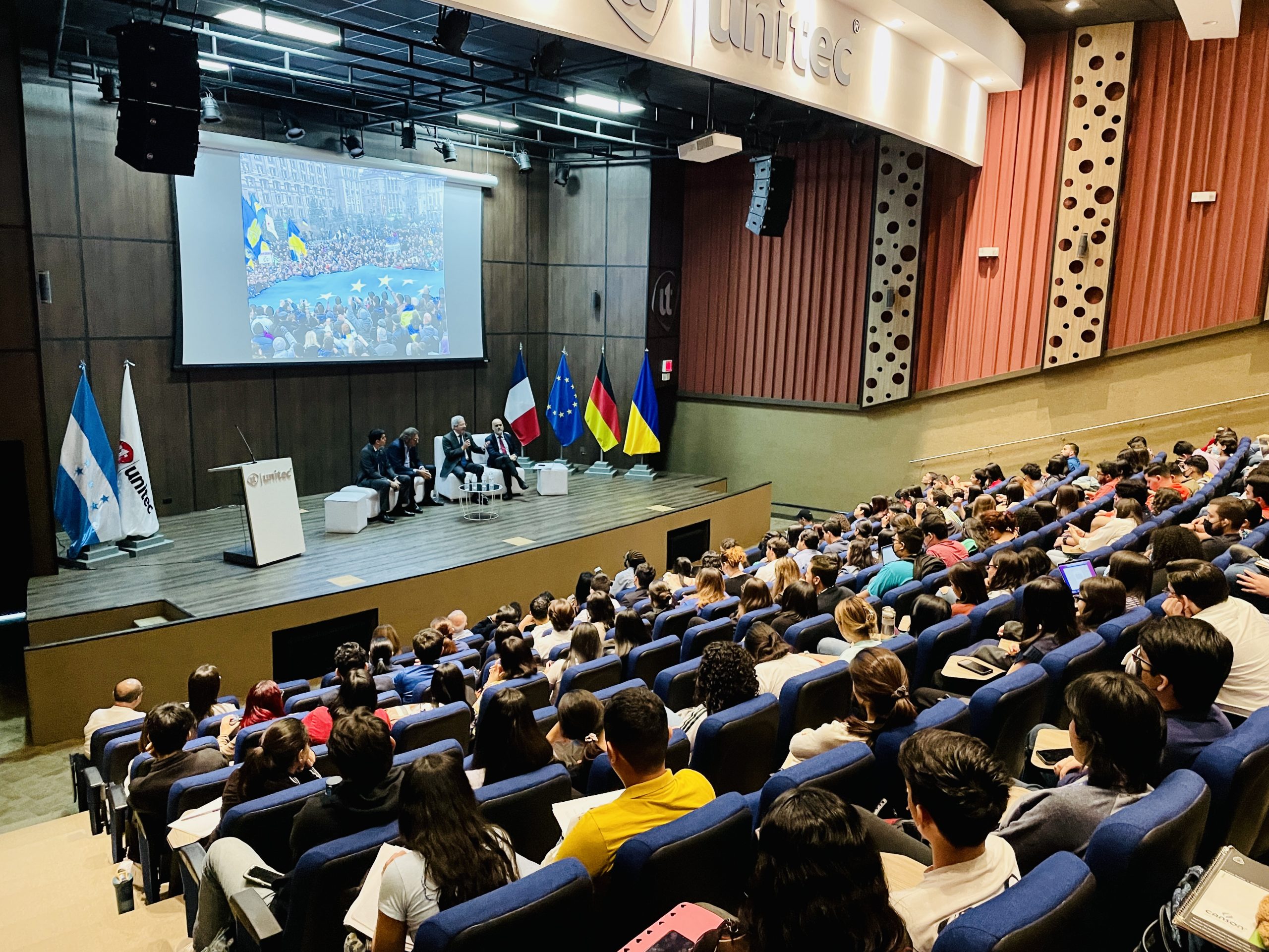 UNITEC REALIZA CONVERSATORIO EN EL MARCO DE LA REFORMA DE LA LICENCIATURA EN RELACIONES INTERNACIONALES