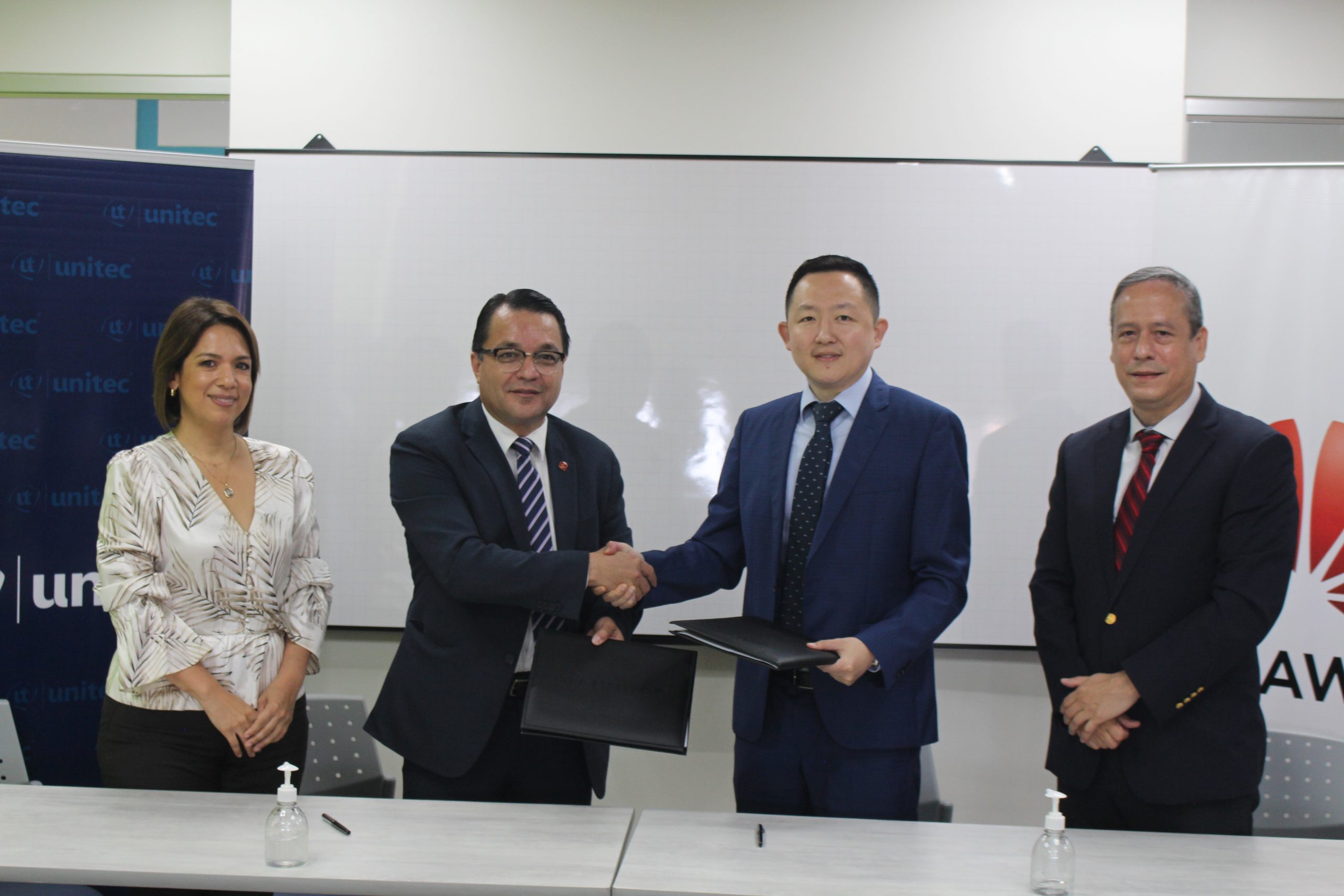UNITEC y HUAWEI firman importante convenio para la realizaci&oacute;n de pr&aacute;cticas y capacitaciones