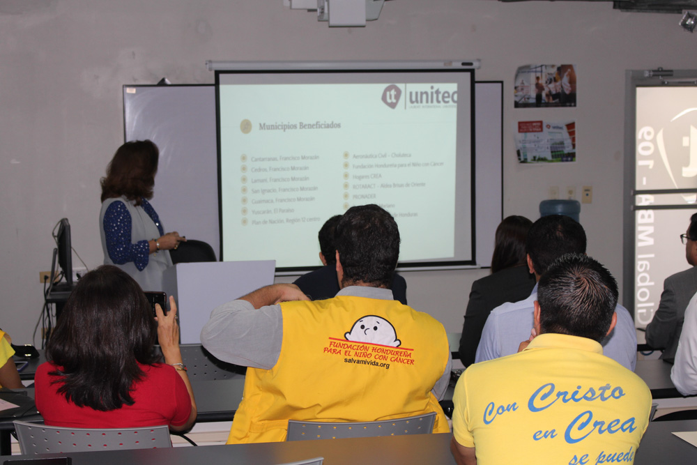 Estudiantes y docentes de UNITEC TGU entregan proyectos de vinculaci&oacute;n para apoyar a alcald&iacute;as y organizaciones