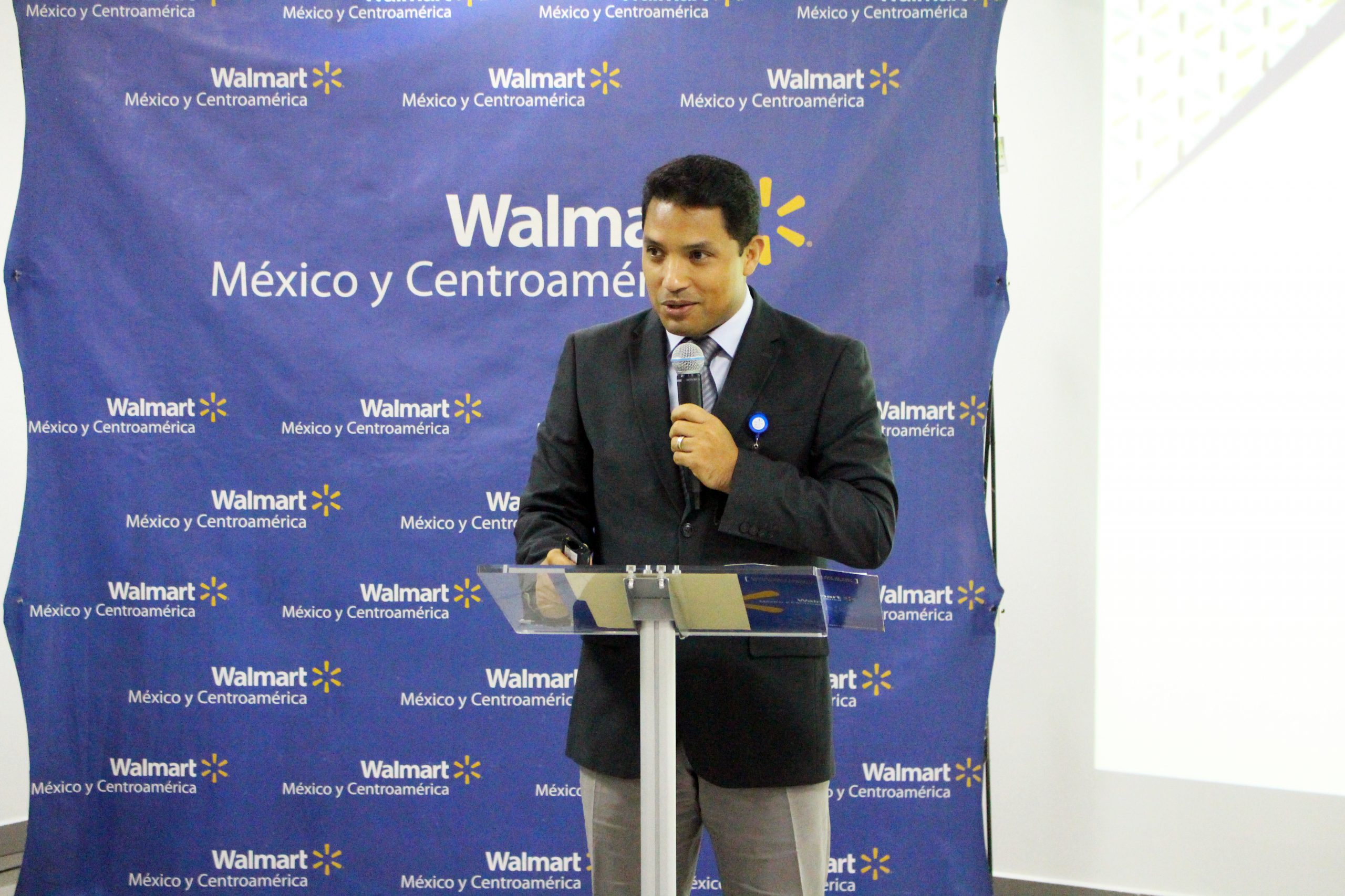UNITEC y Walmart suscriben convenio de formaci&oacute;n y vinculaci&oacute;n acad&eacute;mica