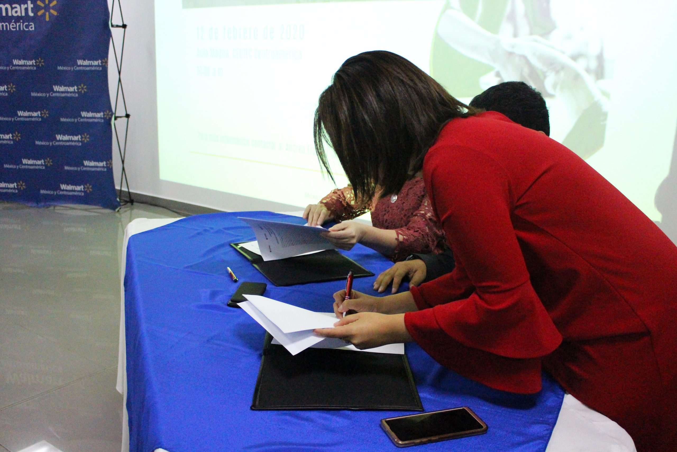UNITEC y Walmart suscriben convenio de formaci&oacute;n y vinculaci&oacute;n acad&eacute;mica