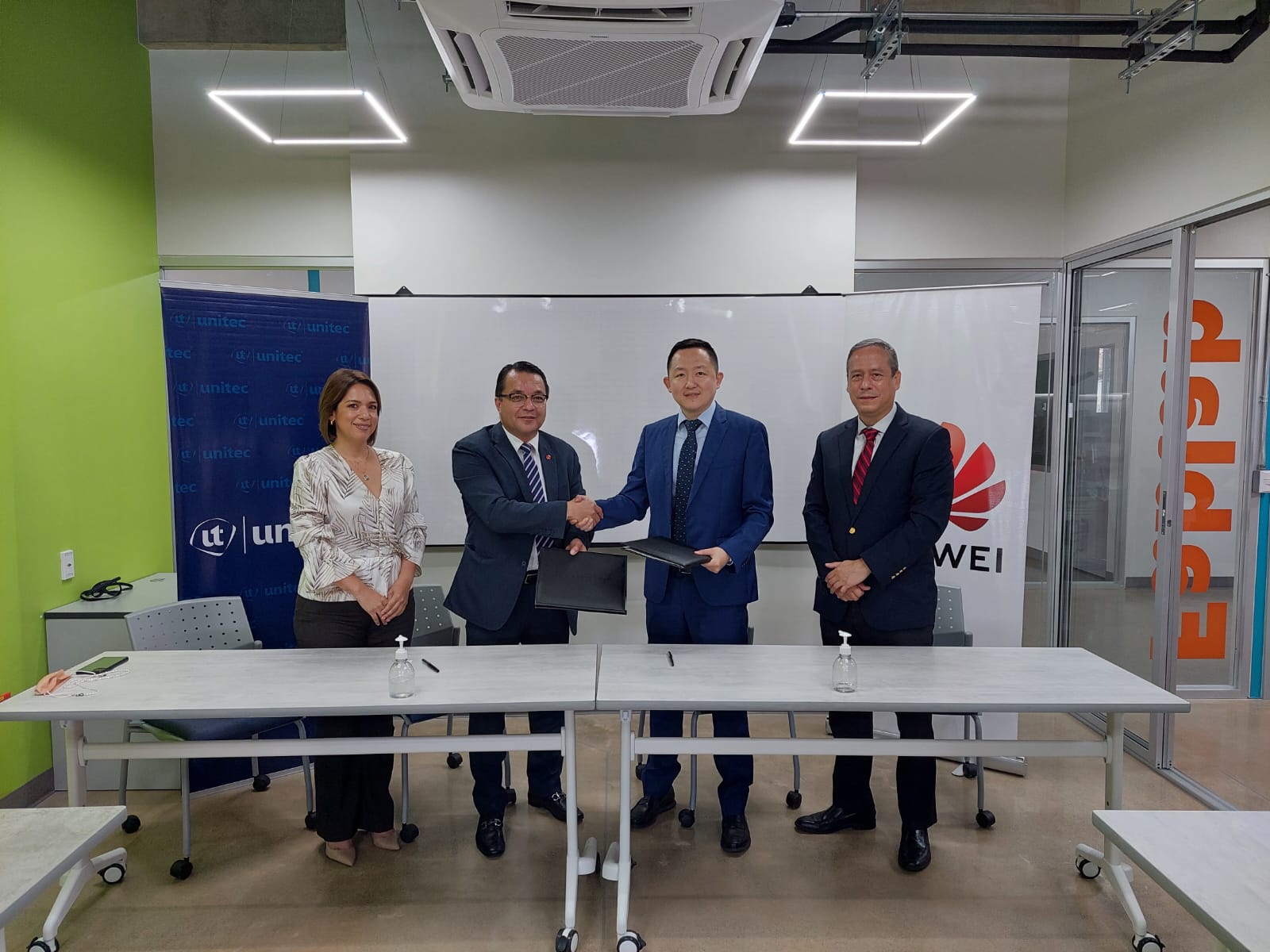 UNITEC y HUAWEI firman importante convenio para la realizaci&oacute;n de pr&aacute;cticas y capacitaciones