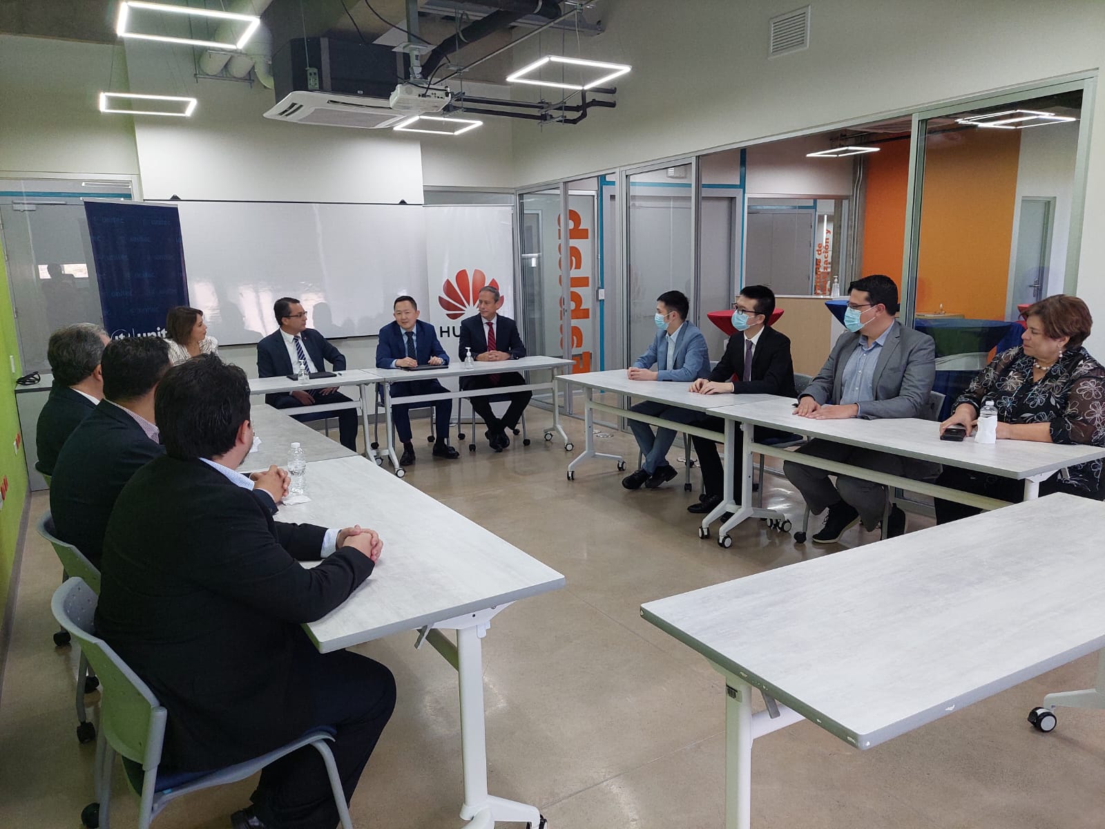 UNITEC y HUAWEI firman importante convenio para la realizaci&oacute;n de pr&aacute;cticas y capacitaciones