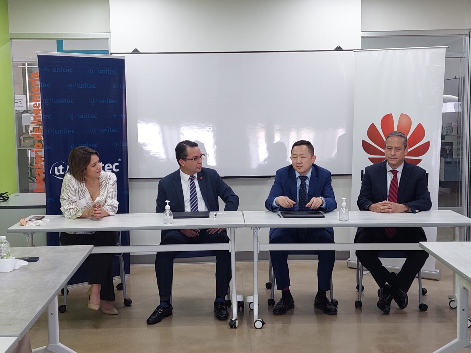 UNITEC y HUAWEI firman importante convenio para la realizaci&oacute;n de pr&aacute;cticas y capacitaciones