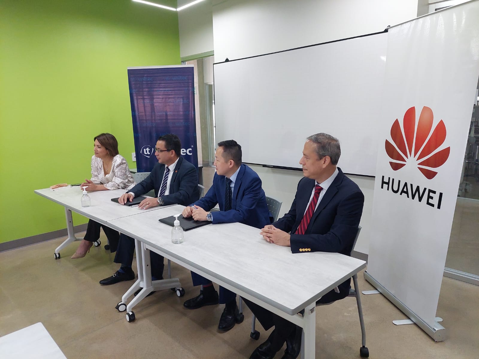 UNITEC y HUAWEI firman importante convenio para la realizaci&oacute;n de pr&aacute;cticas y capacitaciones