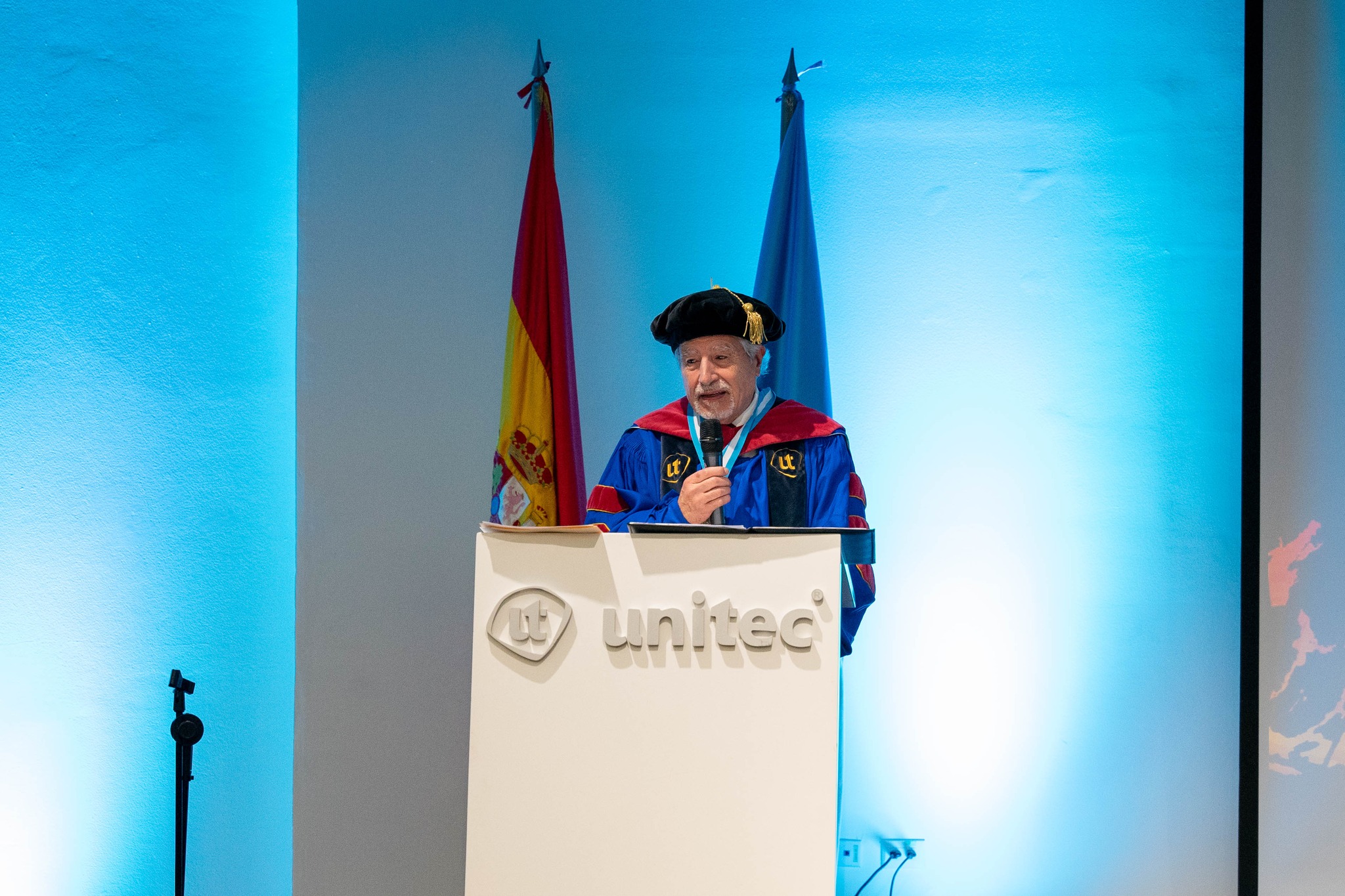 Doctorado Honoris Causa al compromiso humanitario y a la excelencia m&eacute;dica