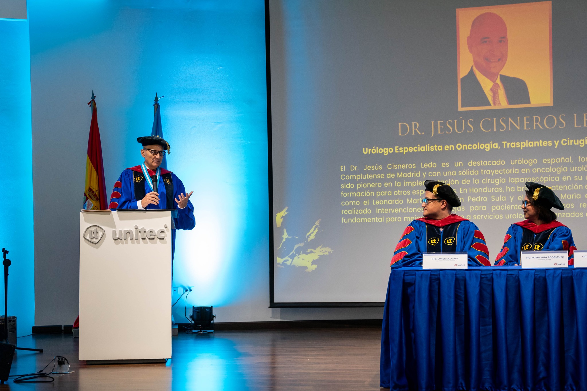 Doctorado Honoris Causa al compromiso humanitario y a la excelencia m&eacute;dica