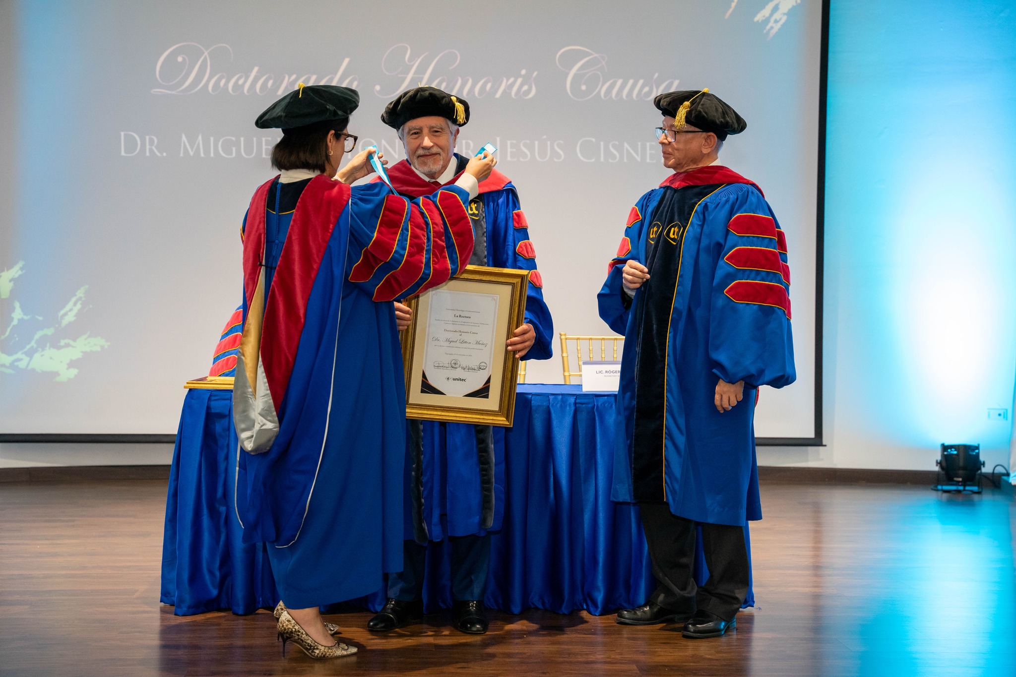 Doctorado Honoris Causa al compromiso humanitario y a la excelencia m&eacute;dica