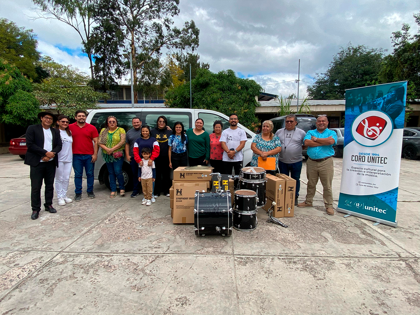 Coro de UNITEC contribuye al arte hondure&ntilde;o con donativo de instrumentos al Conservatorio Nacional de M&uacute;sica