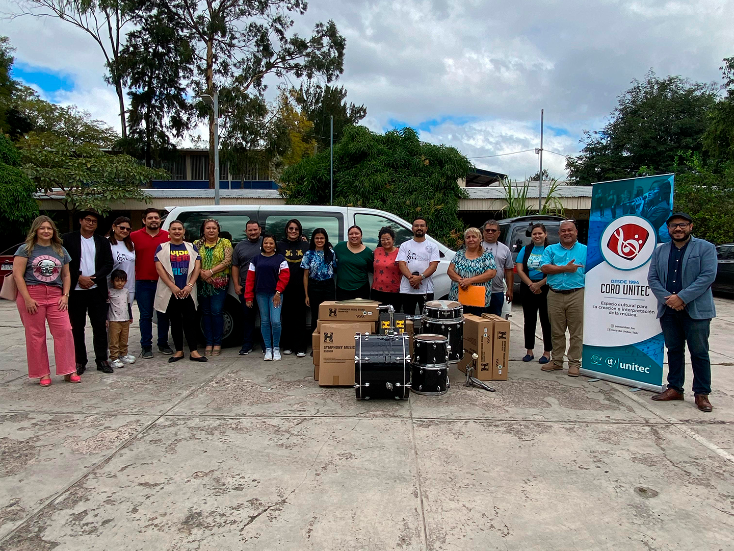 Coro de UNITEC contribuye al arte hondure&ntilde;o con donativo de instrumentos al Conservatorio Nacional de M&uacute;sica