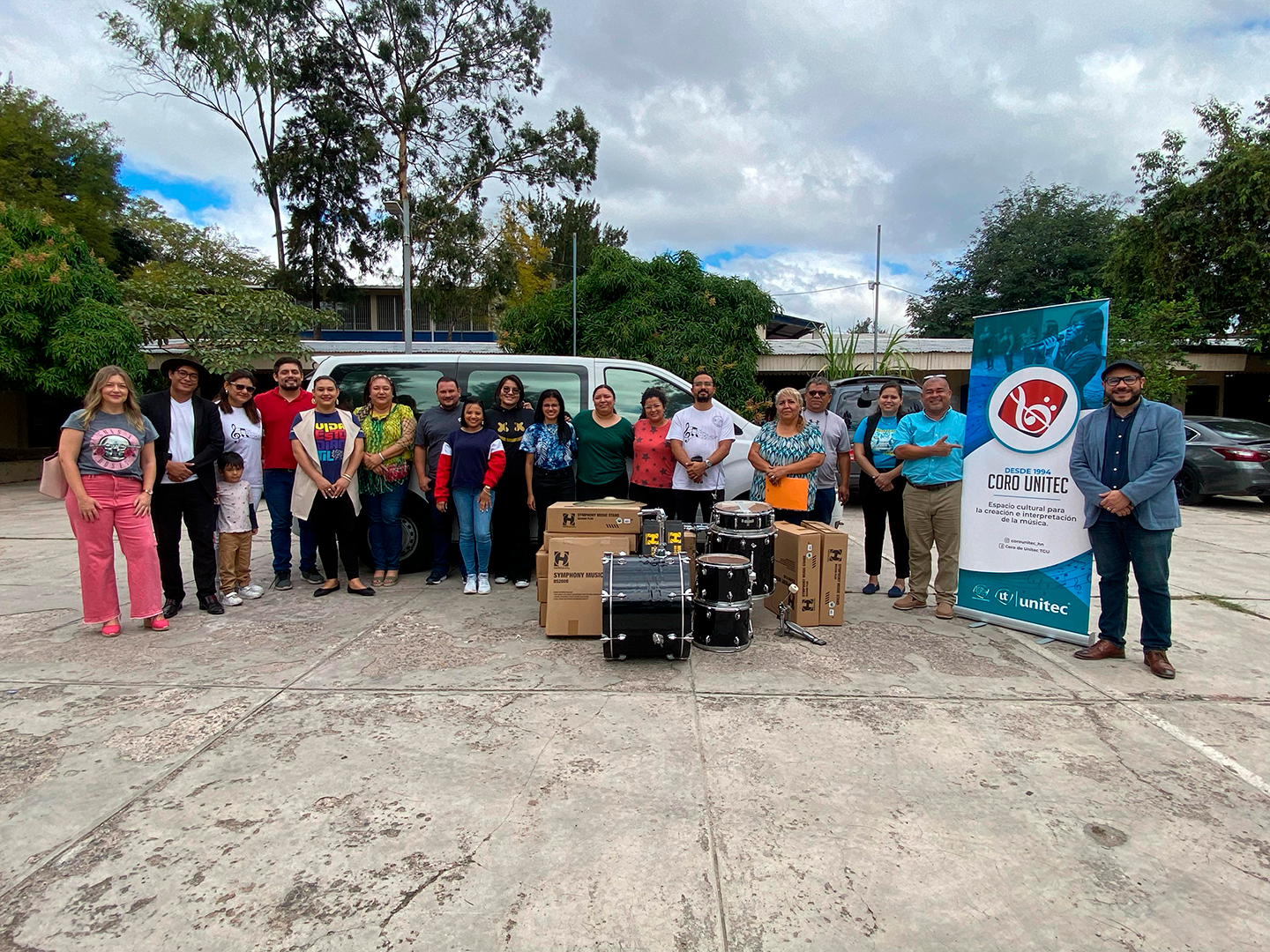 Coro de UNITEC contribuye al arte hondure&ntilde;o con donativo de instrumentos al Conservatorio Nacional de M&uacute;sica