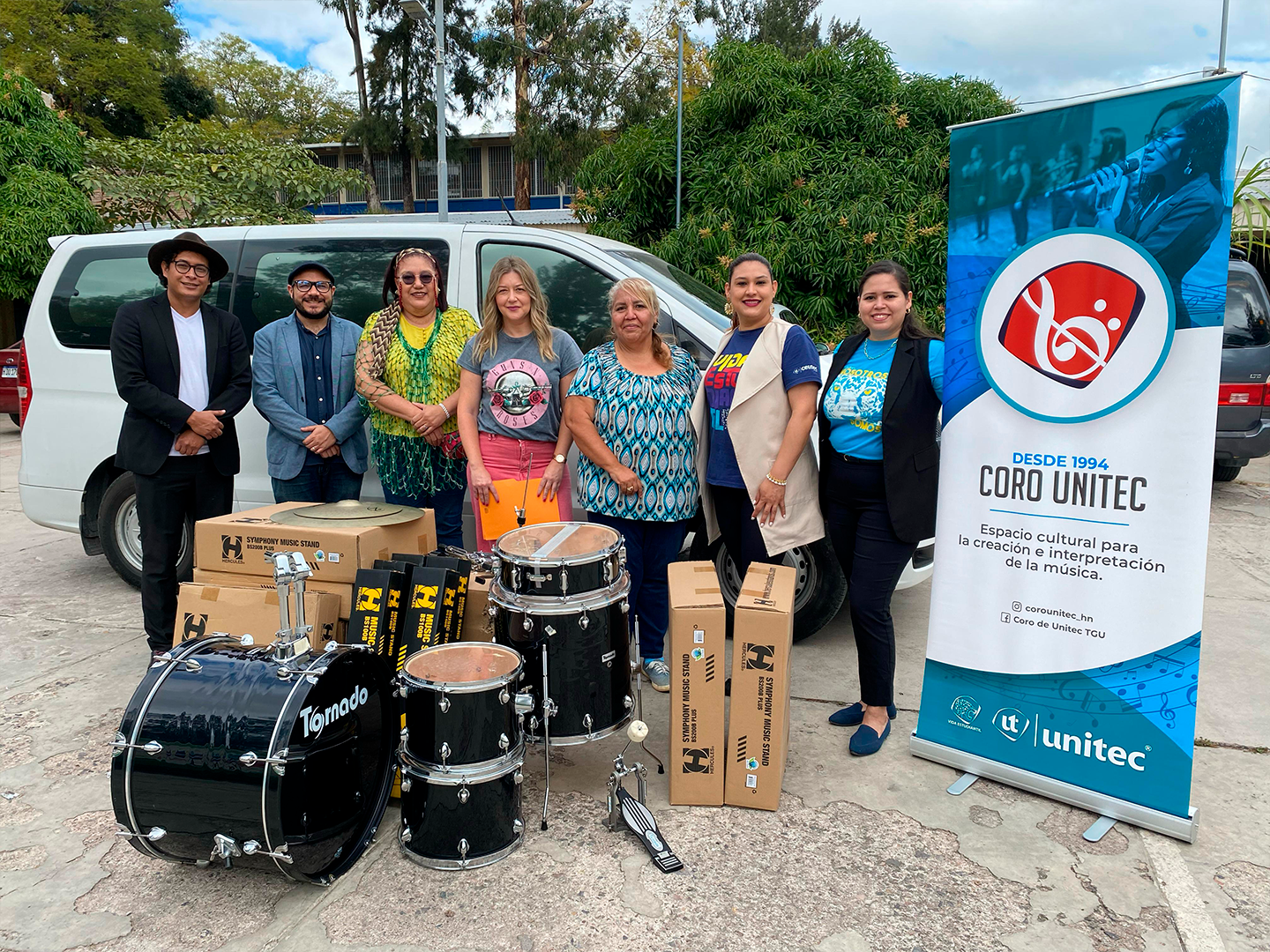 Coro de UNITEC contribuye al arte hondure&ntilde;o con donativo de instrumentos al Conservatorio Nacional de M&uacute;sica