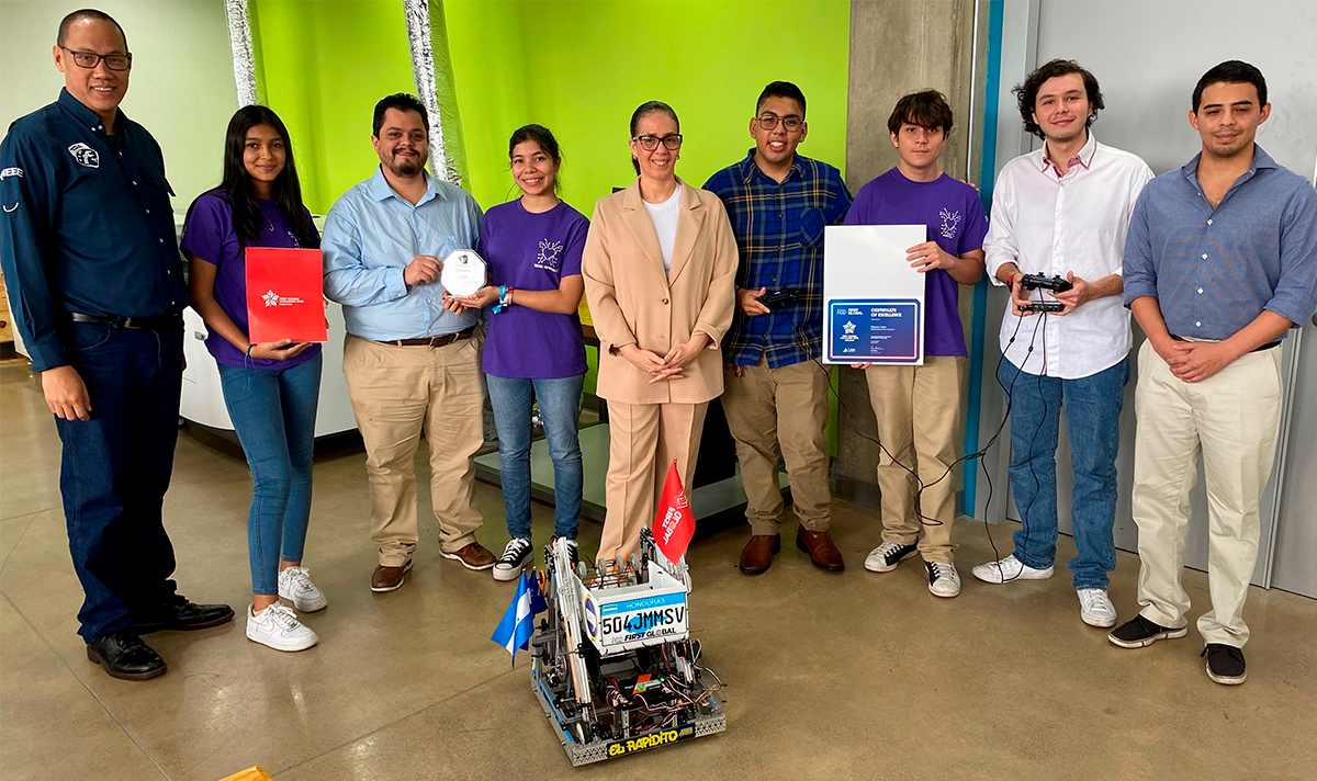&iexcl;Unidos por la rob&oacute;tica! Estudiantes de UNITEC se unen para apoyar a j&oacute;venes sobresalientes en la competencia First Global