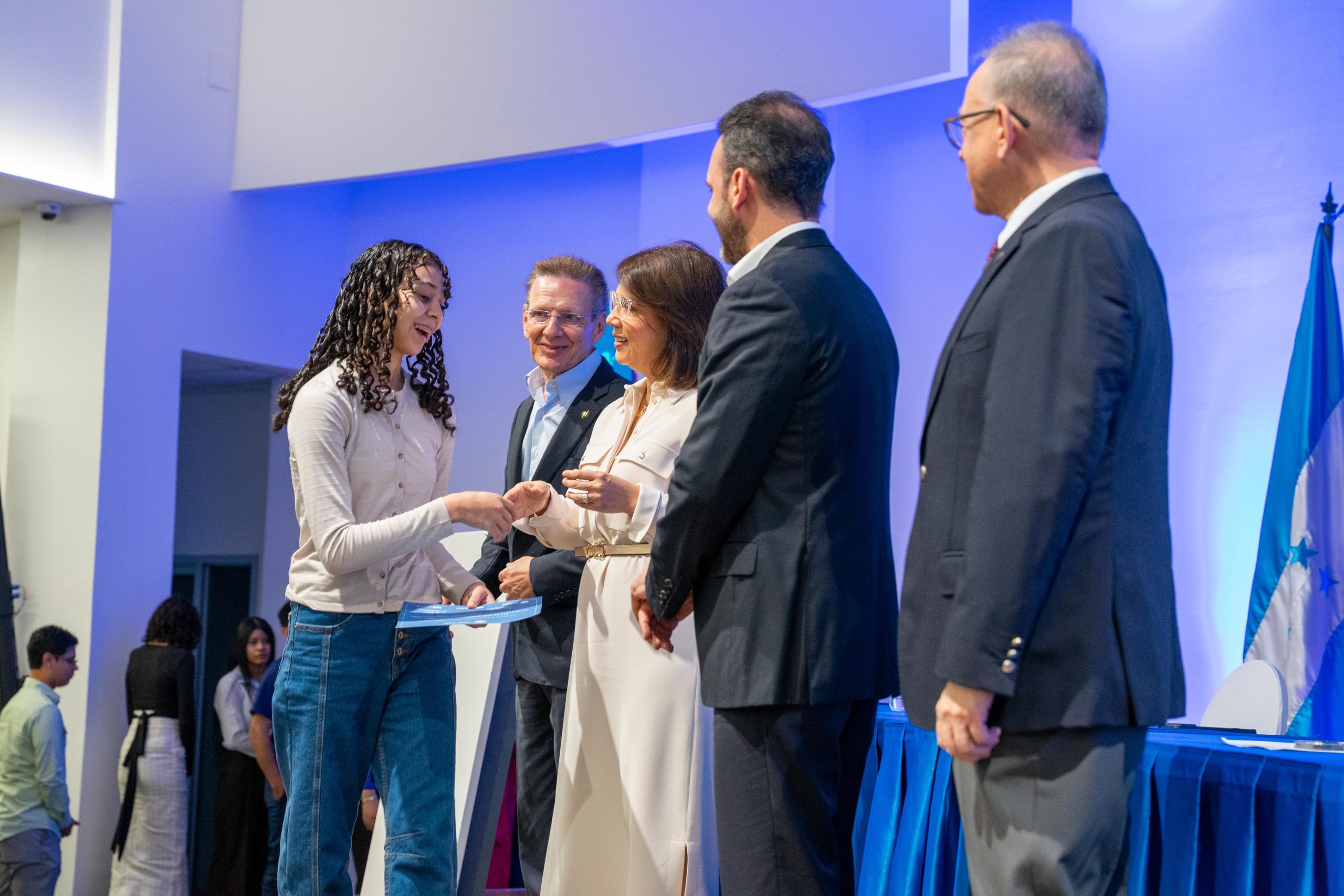 Fundaci&oacute;n Nasser y UNITEC otorgan 100 becas y alcanzan 900 estudiantes beneficiados