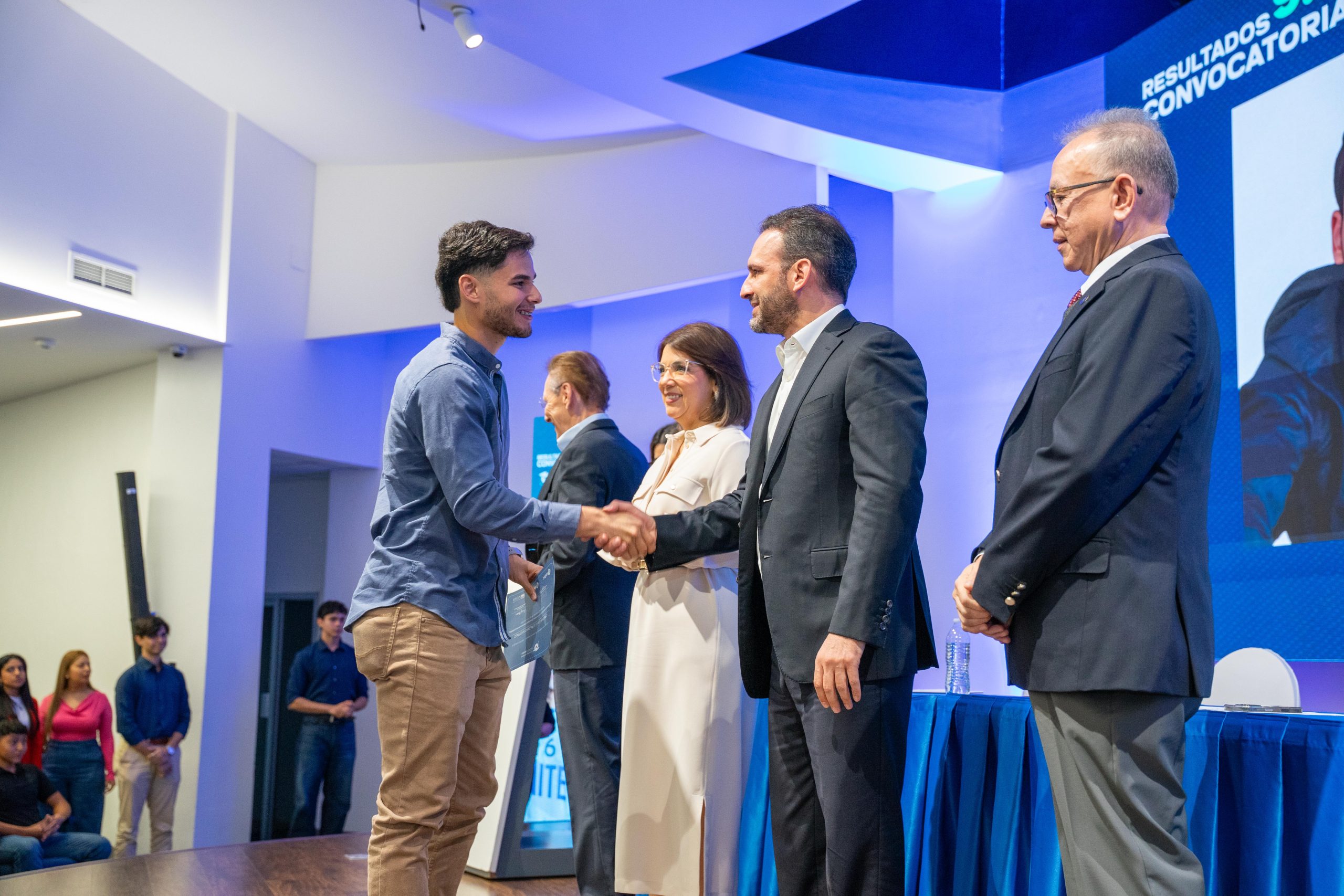 Fundaci&oacute;n Nasser y UNITEC otorgan 100 becas y alcanzan 900 estudiantes beneficiados