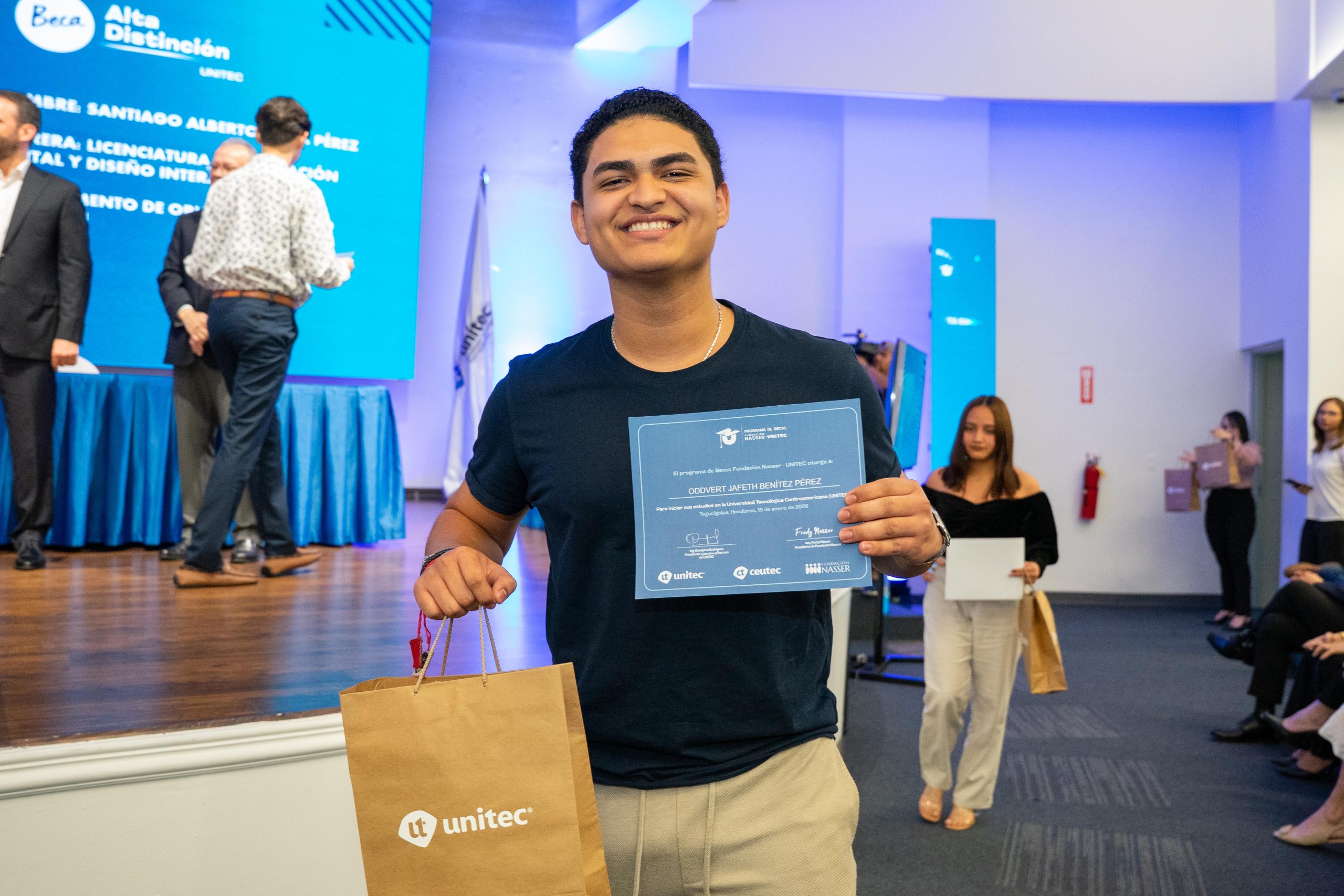 Fundaci&oacute;n Nasser y UNITEC otorgan 100 becas y alcanzan 900 estudiantes beneficiados