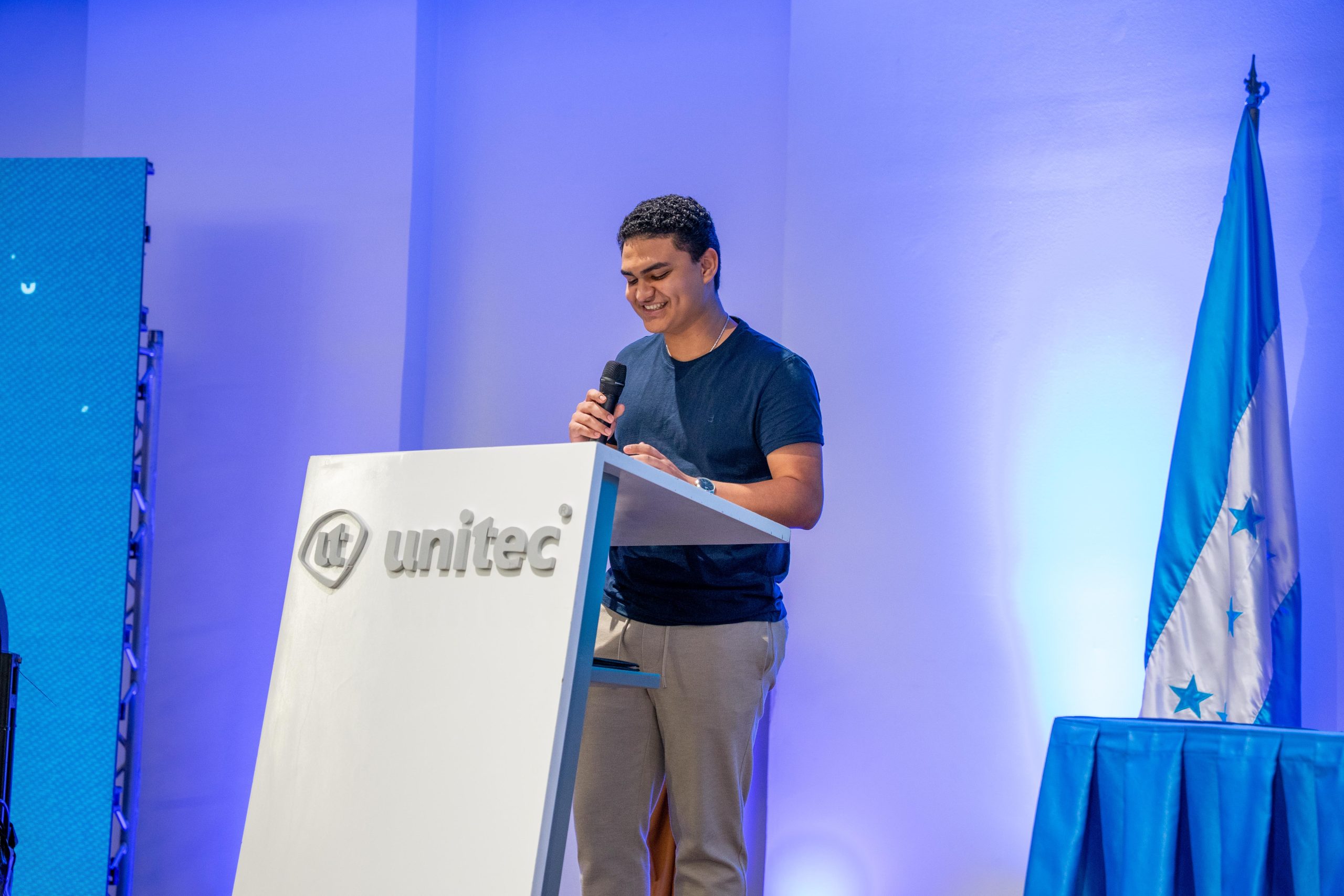 Fundaci&oacute;n Nasser y UNITEC otorgan 100 becas y alcanzan 900 estudiantes beneficiados