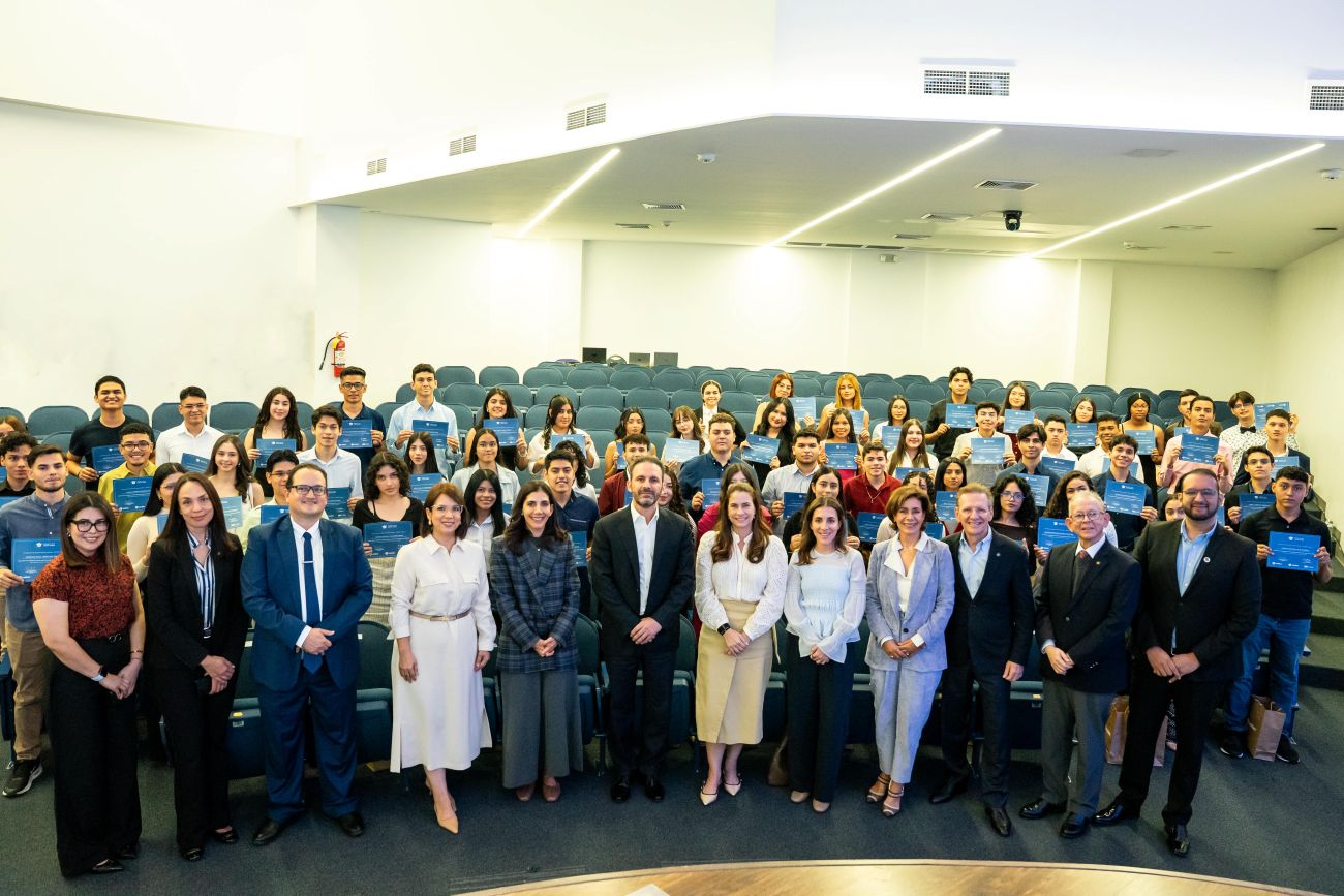 Fundaci&oacute;n Nasser y UNITEC otorgan 100 becas y alcanzan 900 estudiantes beneficiados
