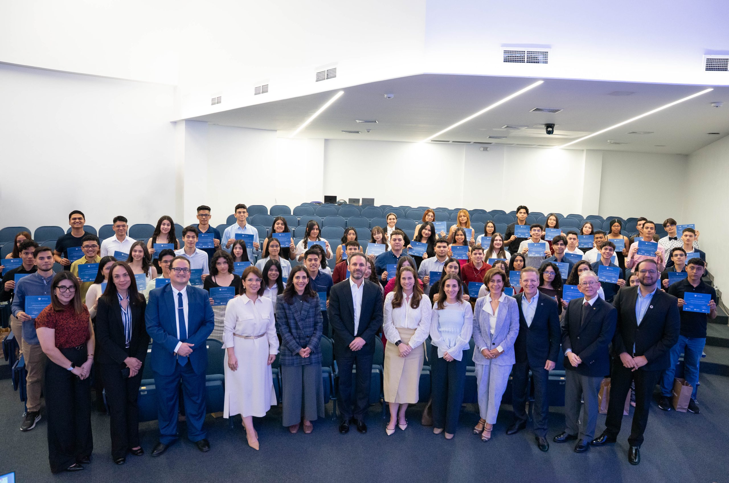 Fundaci&oacute;n Nasser y UNITEC otorgan 100 becas y alcanzan 900 estudiantes beneficiados