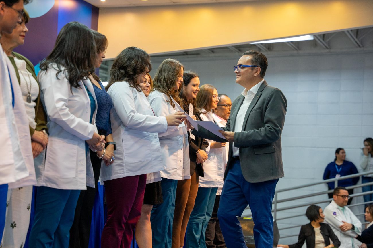 Ceremonia de la Bata Blanca UNITEC: un s&iacute;mbolo de vocaci&oacute;n y compromiso con la salud