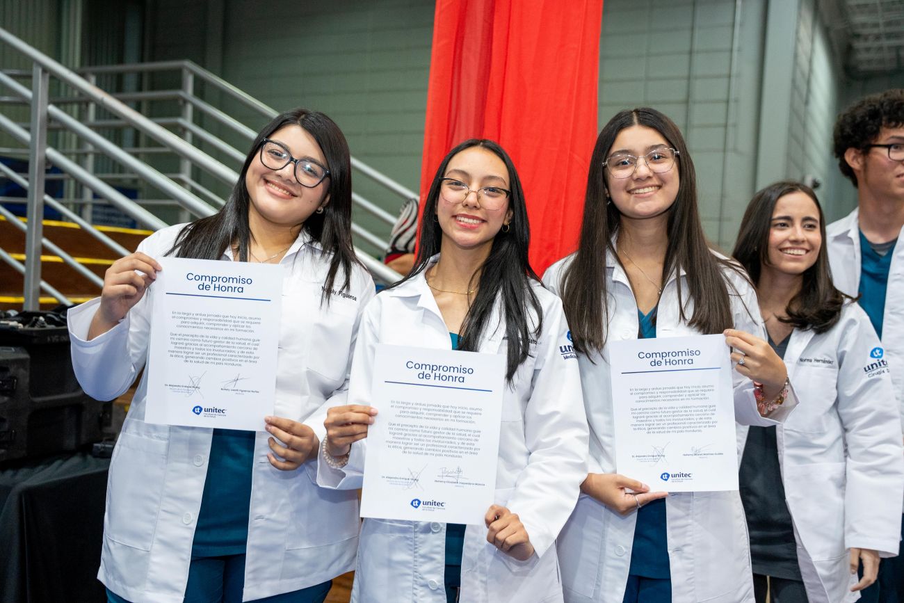 Ceremonia de la Bata Blanca UNITEC: un s&iacute;mbolo de vocaci&oacute;n y compromiso con la salud