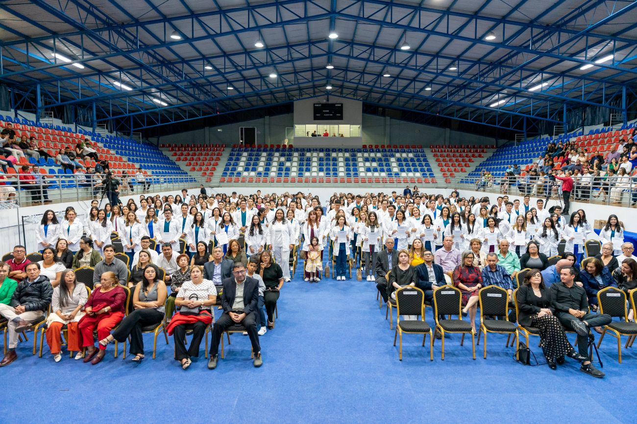 Ceremonia de la Bata Blanca UNITEC: un s&iacute;mbolo de vocaci&oacute;n y compromiso con la salud