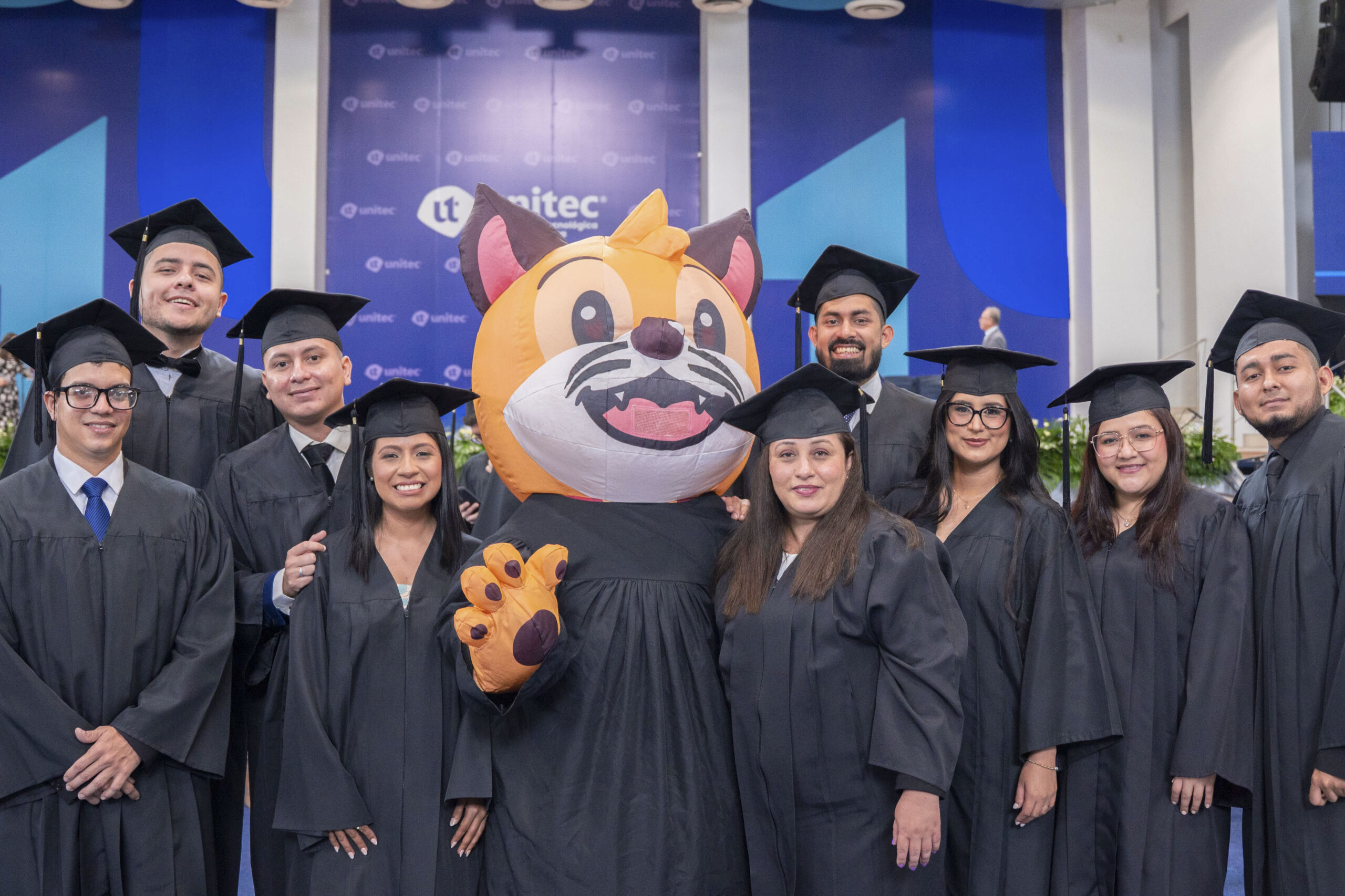 Howie acompa&ntilde;a a graduados en su celebraci&oacute;n