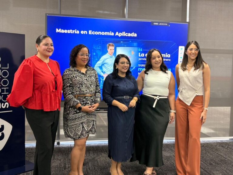Participantes del lanzamiento acad&eacute;mico