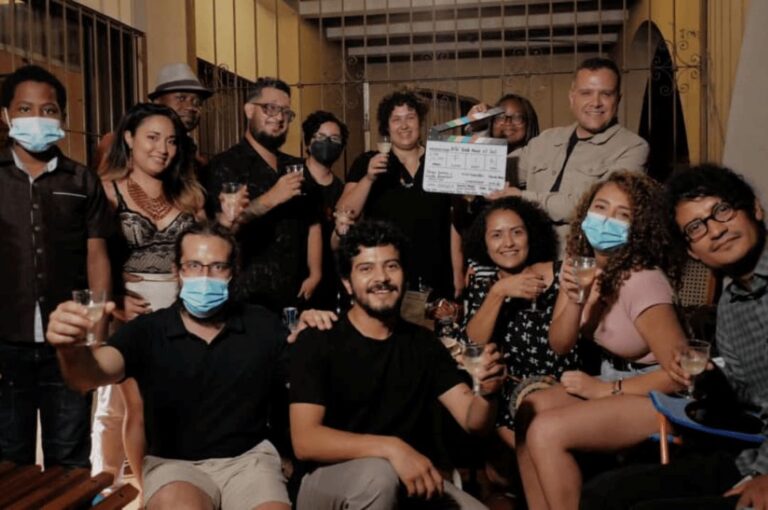 Equipo de producci&oacute;n celebra el proyecto