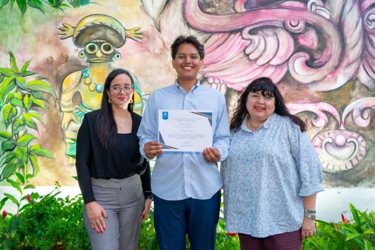 Elmer Cruz recibe reconocimiento en ACBSP