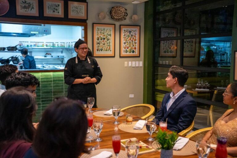 Representante del restaurante 9 Patrias da la bienvenida a estudiantes de UNITEC durante la Cena de Honor.