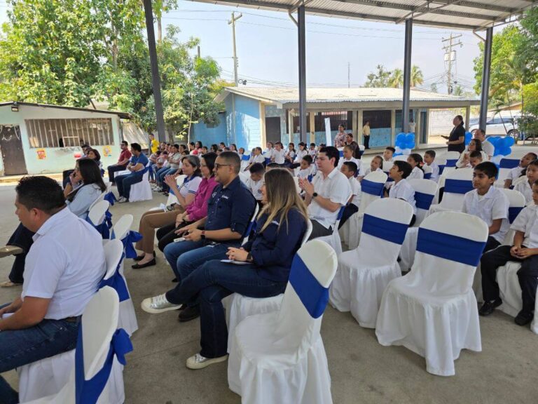 comunidad-educativa-inauguracion-laboratorio-computacion.jpg