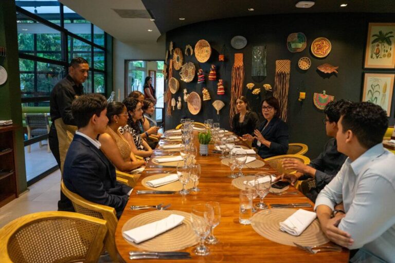 Ing. Rosalpina Rodr&iacute;guez conversa con estudiantes destacados durante la Cena de Honor de UNITEC.