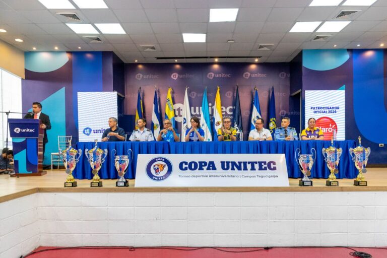 copa-unitec-2026-mesa-principal-trofeos.