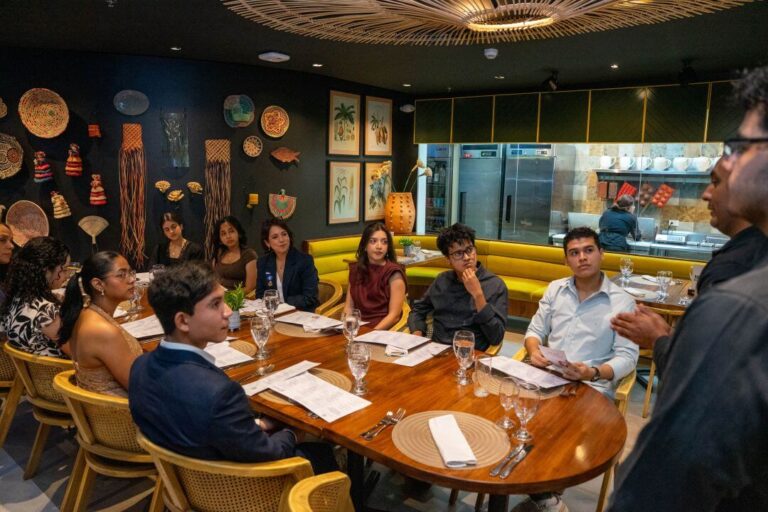Estudiantes destacados de UNITEC participan en la Cena de Honor junto a autoridades institucionales.