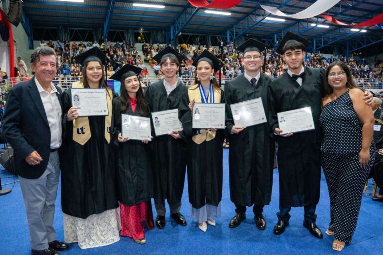 docentes-acompanan-logro-unitec