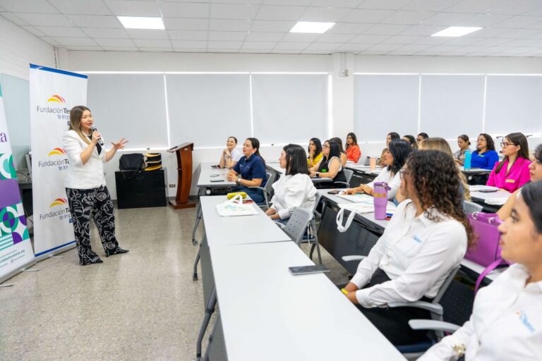 Emprendedoras participantes durante la presentaci&oacute;n del Programa F&aacute;brica de Emprendedoras