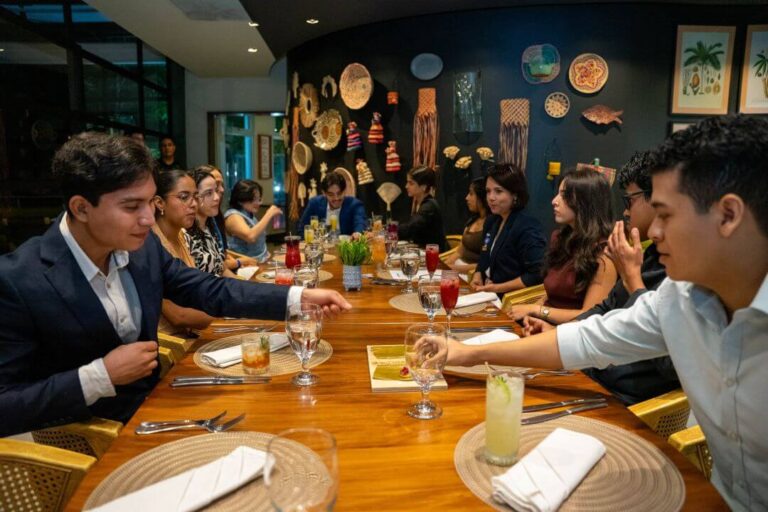 Estudiantes destacados de UNITEC comparten durante la Cena de Honor en Tegucigalpa.