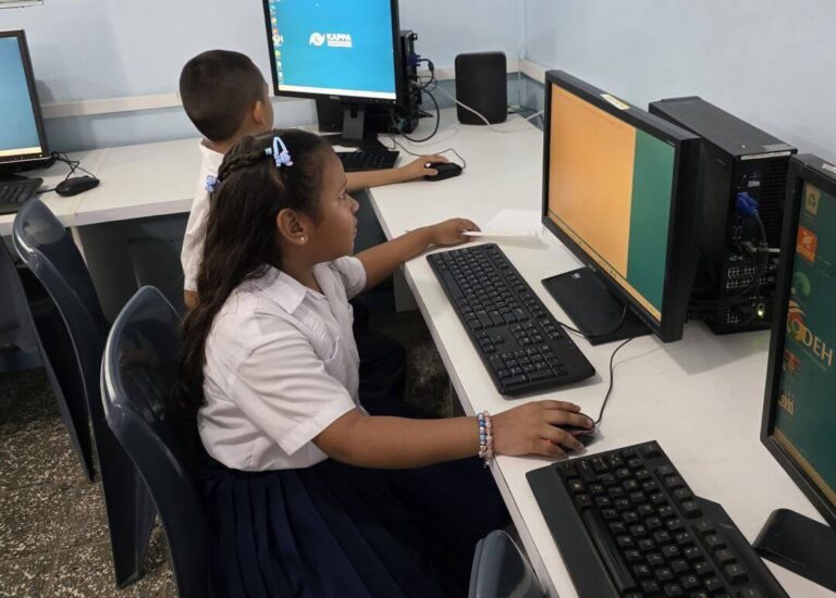 estudiantes-laboratorio-computacion-proyecto-kappa-unitec-fudeh.jpg