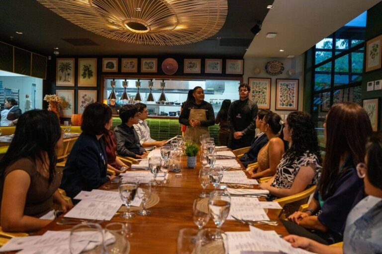 Estudiantes destacados de UNITEC participan en una experiencia gastron&oacute;mica durante la Cena de Honor.