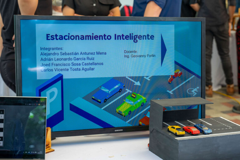 Proyecto de estacionamiento inteligente presentado en EXPO FI Q2-2026 UNITEC