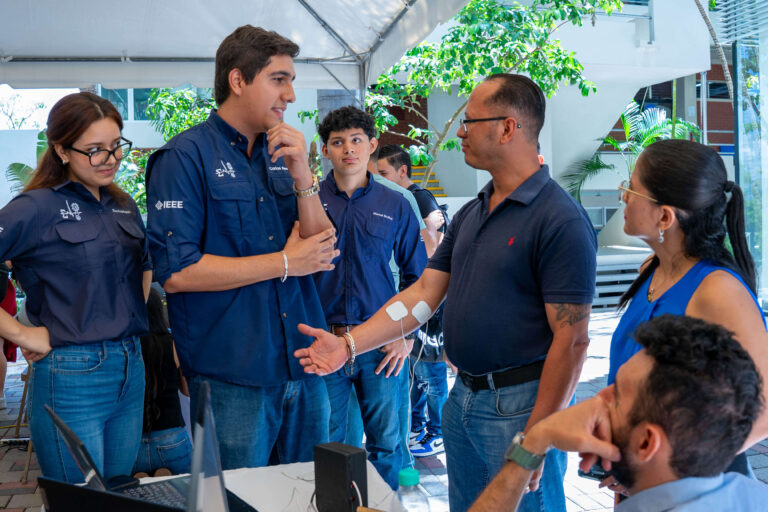 Estudiantes de Ingenier&iacute;a UNITEC presentando su proyecto ante jurado evaluador