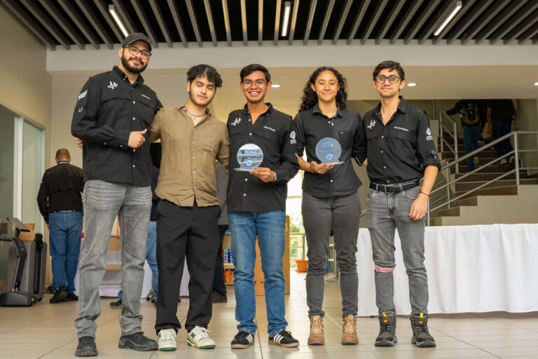 Estudiantes ganadores sosteniendo reconocimientos de EXPO FI Q2-2026 UNITEC
