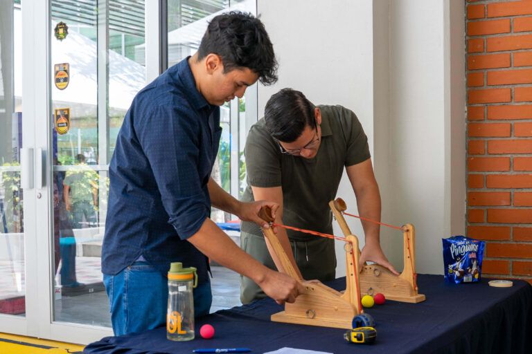 Estudiantes de Ingenier&iacute;a UNITEC preparando un prototipo mec&aacute;nico durante EXPO FI Q2-2026