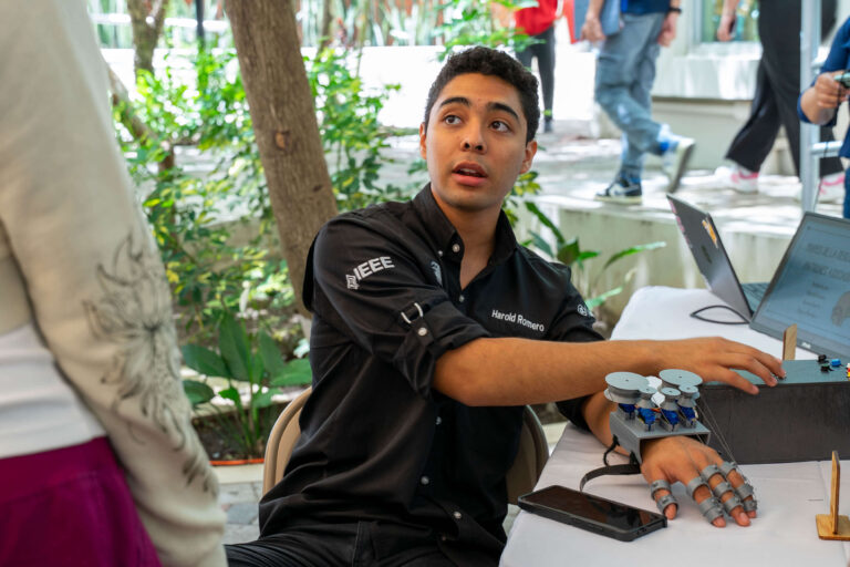 Estudiante de Ingenier&iacute;a UNITEC explicando un prototipo biom&eacute;dico durante EXPO FI Q2-2026