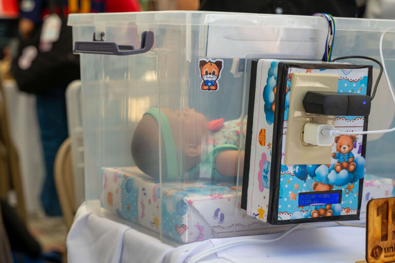 Prototipo de sistema de monitoreo NICU presentado en EXPO FI Q2-2026