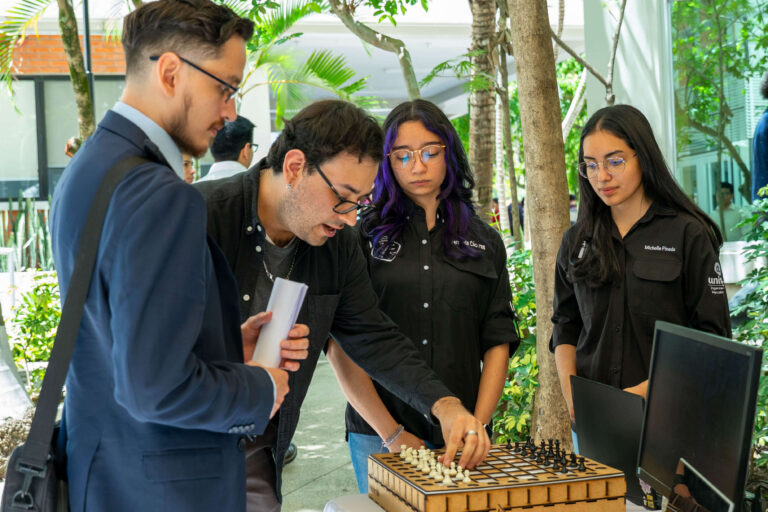 Estudiantes presentando el tablero de ajedrez inteligente en EXPO FI Q2-2026