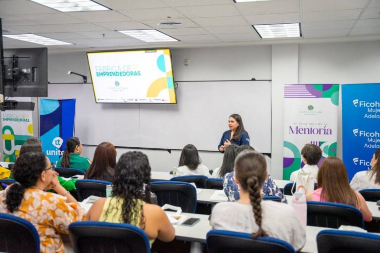 Expositora dirigi&eacute;ndose a mujeres emprendedoras durante el lanzamiento del Programa F&aacute;brica de Emprendedoras en San Pedro Sula.
