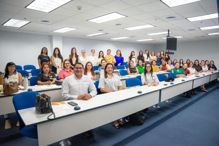 Participantes del Programa F&aacute;brica de Emprendedoras junto a representantes de UNITEC en San Pedro Sula.