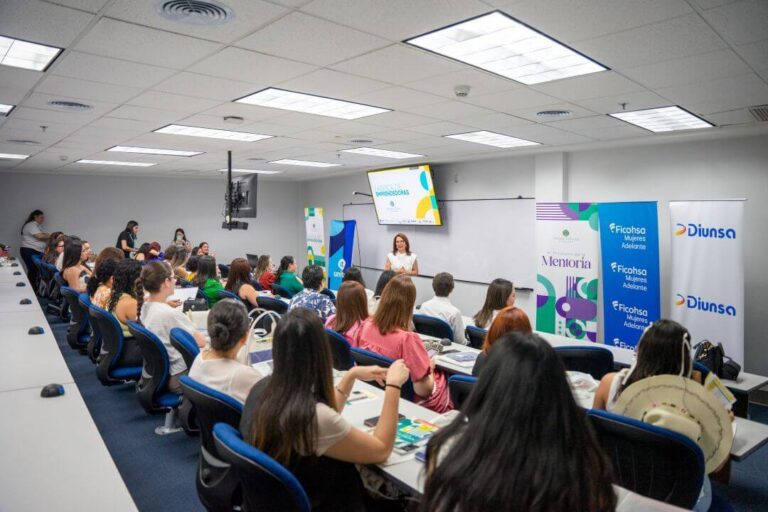 Mujeres emprendedoras participan en una sesi&oacute;n informativa del Programa F&aacute;brica de Emprendedoras en San Pedro Sula.
